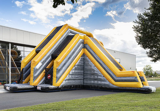 Acquista Base Jump Pro Slide gonfiabile di 4 e 6 metri di altezza per grandi e piccini. Ordina ora l'attrazione gonfiabile online su JB Gonfiabili Italia