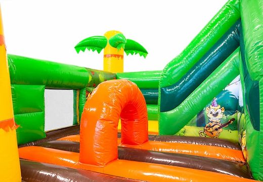 Castello gonfiabile Funcity Jungle con scivolo all'interno, l'oggetto 3D sulla superficie di salto e il divertente design della giungla per i bambini. Ordina i castelli gonfiabili online su JB Gonfiabili Italia