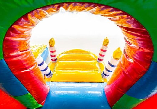 Castello gonfiabile a tema party con scivolo e oggetti 3D per bambini. Acquista castelli gonfiabili online su JB Gonfiabili Italia