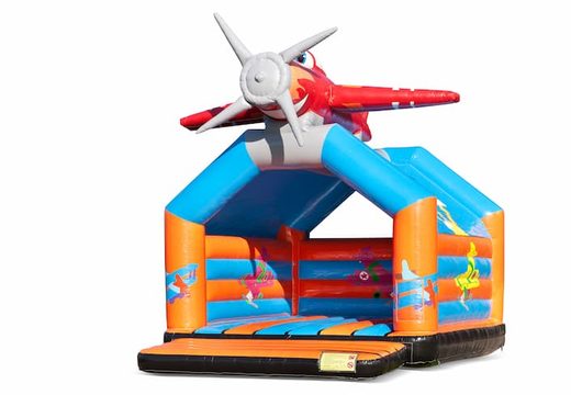 Acquista un grande castello gonfiabile al coperto a tema aeroplano per bambini. Disponibile su JB Gonfiabili Italia online