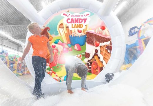 globo di neve ermetico con sfondo del mondo di caramelle per scattare foto